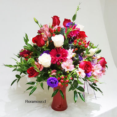 Florero de Cristal con rosas y flores mixtas en tonos rojjizos.
Color del cristal puede variar (Sï¿½lo Santiago)